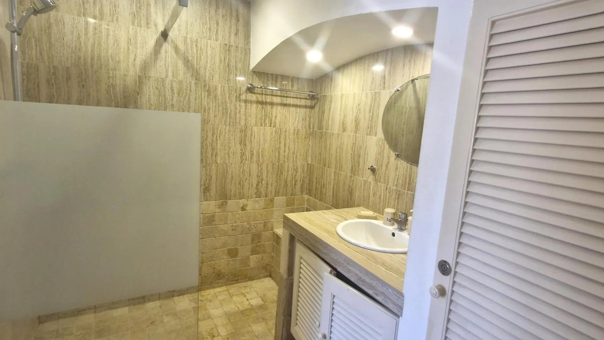 Appartement Climatise Avec Terrasse Et Parking Pres Du Centre-Ville De Sainte-Maxime - Fr-1-780-84 0*,